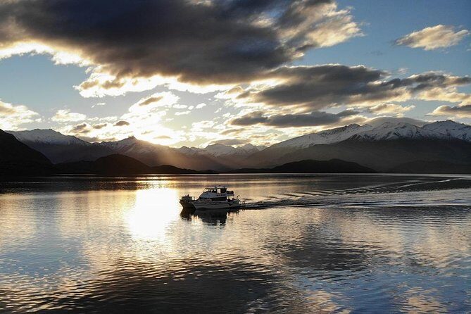Lake Wanaka 1-Hour Cruise Including Wine and Cheese - Comfort, crowds, and how to avoid the common annoyances