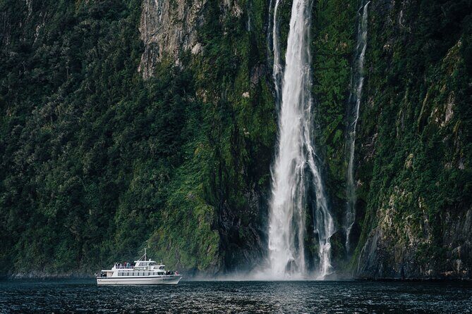 Milford Sound Coach, Cruise and Flight Sightseeing Tour from Queenstown - Te Anau break: a tiny pause that can save your whole day