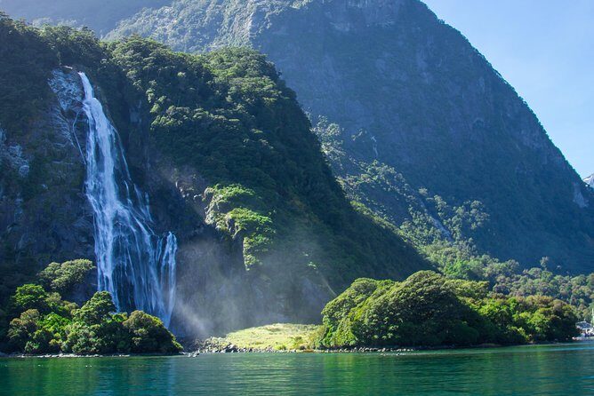 Milford Sound Glacier Flight & Cruise from Wanaka - Coffee, tea, and the cruise pacing: what to expect on the water
