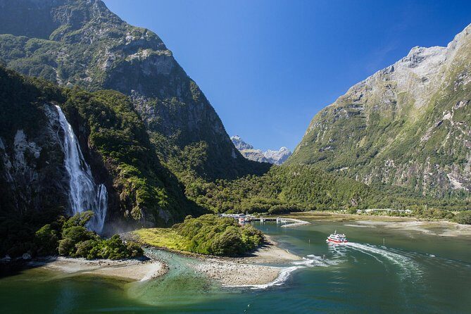 Milford Sound Nature Cruise with Southern Discoveries - What makes this Milford Sound cruise worth your time