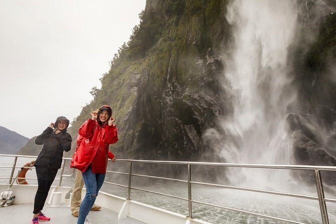 Milford Sound Nature Cruise with Southern Discoveries - The route through Fiordland: Mitre Peak and glacial walls