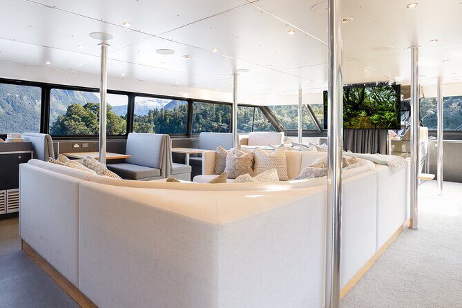 Milford Sound Overnight Cruise Fiordland Jewel - The crew’s role: commentary, biodiversity, and real moments
