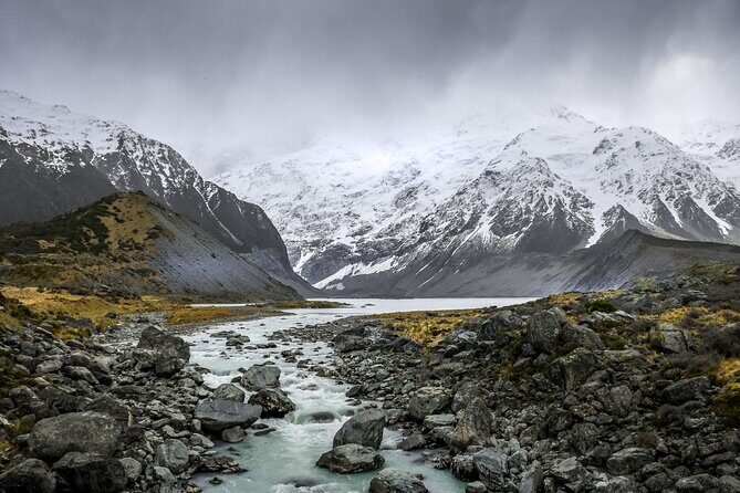 Mt Cook Day Small-Group Tour From Queenstown - Cromwell, Lake Dunstan, and Lindis Pass: the road through the vines and the passes