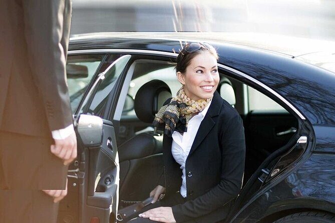 Private Queenstown Airport to Hotel Transfers - Cost and Value: $75.71 per Group for Up to 10