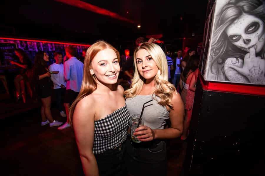 Queenstown: Bar Crawl with 5 Free Shots and Pizza - The 4-hour flow: how the night moves bar to bar