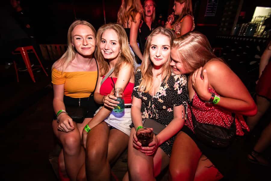Queenstown: Ice Bar Crawl - Starting at The London Bar: discounts and an easy meetup