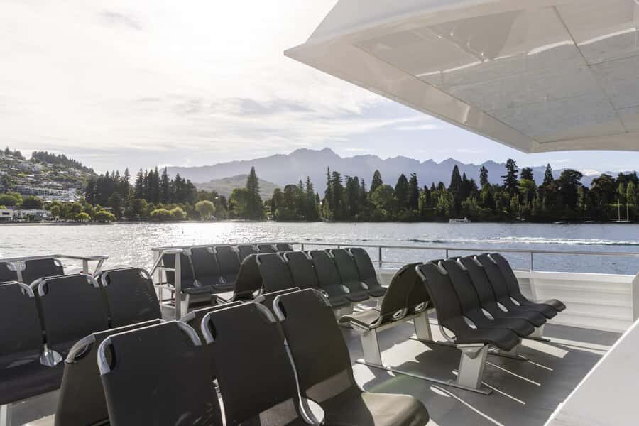 Queenstown: Lake Whakatipu Boat Trip - A 90-minute Queenstown loop with two decks for photos