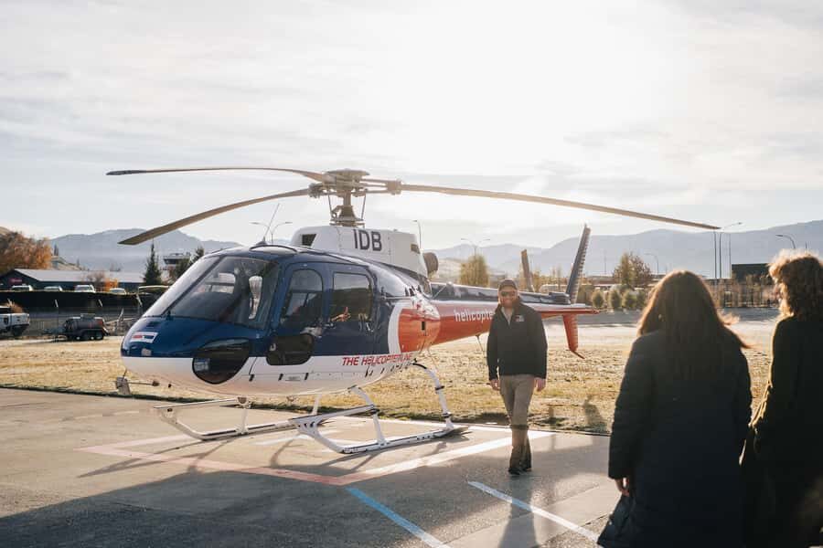 Queenstown: Pilot's Choice Helicopter Tour & Alpine Landing - The Flight Over Queenstown and Lake Wakatipu (You See the Layout Fast)
