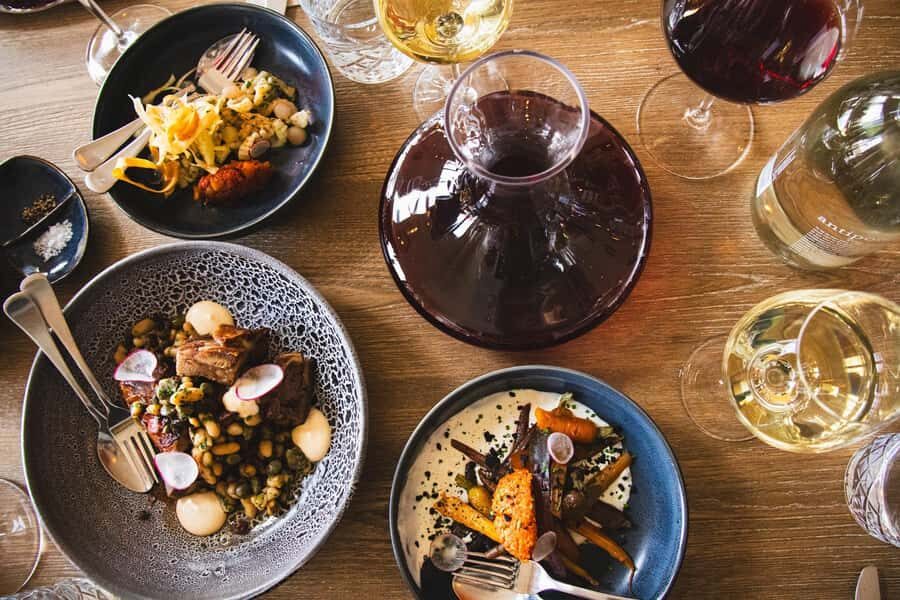 Queenstown: Premium Full-Day Central Otago Wine Tasting Tour - Kinross Winery & Cellar Door: the first pour sets the tone