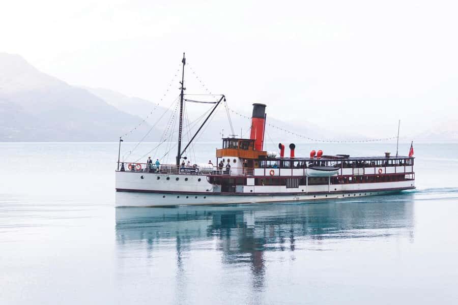 Queenstown: Queenstown Lake Cruise and Walter Peak Farm Tour - Choosing the Right Vessel: Spirit of Queenstown vs TSS Earnslaw