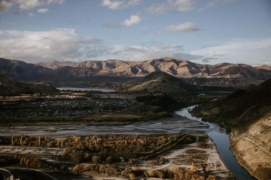 Queenstown: Remarakbles Helicopter Tour with Alpine Landing - Flying out over Lake Whakatipu: the views that make the price feel justified