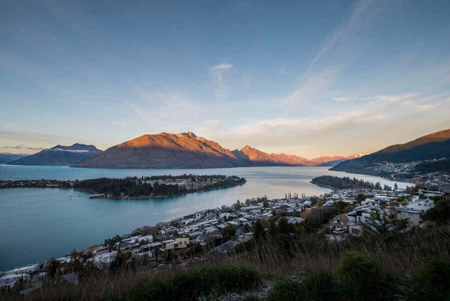 Queenstown: Scenic Highlights, Tour with Wine & Lake Cruise - Arrowtown gold-mining history and pie-time browsing