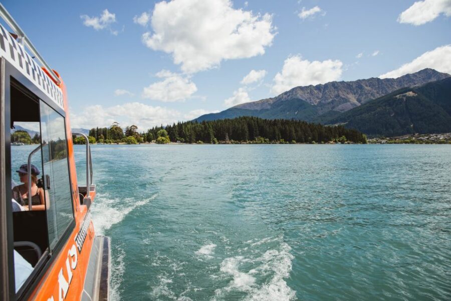 Queenstown: Scenic Highlights, Tour with Wine & Lake Cruise - Lake Hayes quick look: calm water in between the highlights