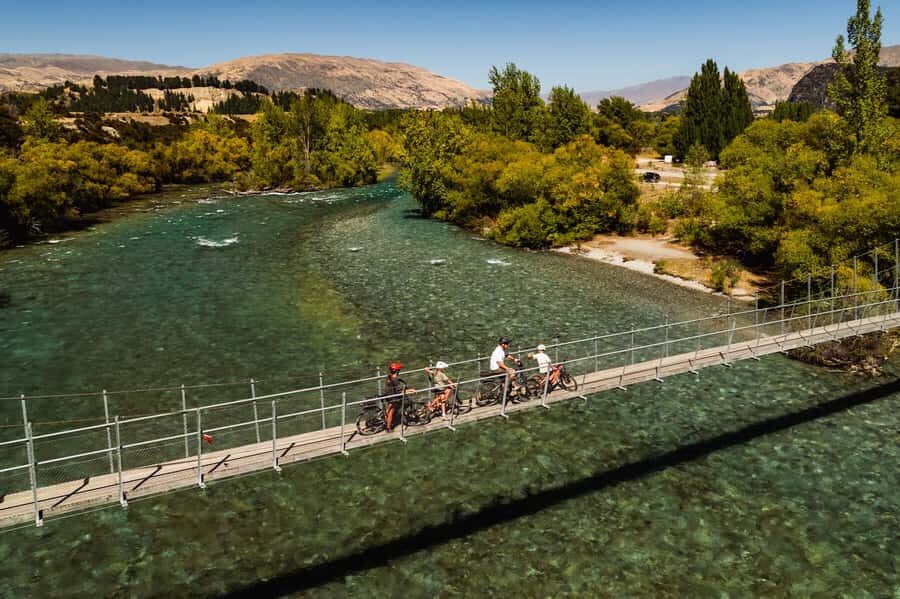 Wānaka: Gladstone Track and Wanaka Trails on Bike or eBike - What you do at Albert Town and #thatwanakatree