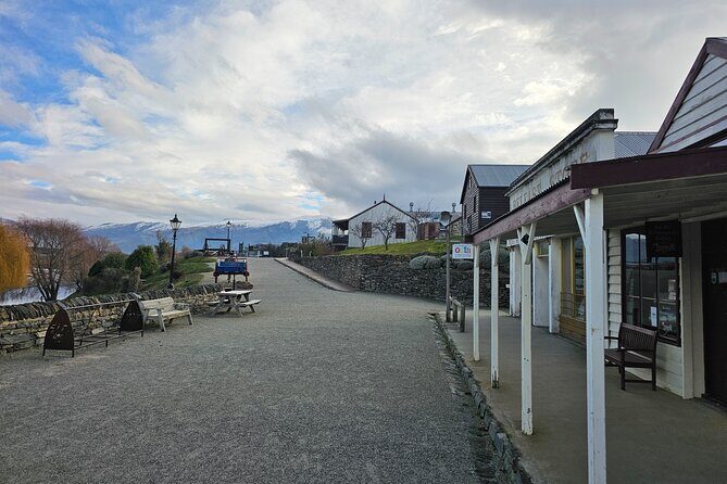 Wanaka Private Day Trip from Queenstown: TravelnGo - Cromwell Heritage Precinct, Fruit Stalls, and Kawarau Gorge Stops